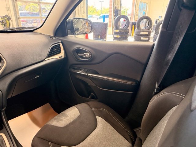 Used 2014 Jeep Cherokee Latitude FWD image 17