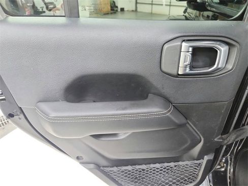 Used 2018 Jeep Wrangler Unlimited Sahara image 39