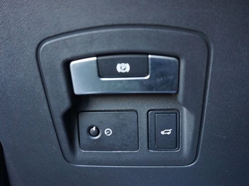 Used 2018 Land Rover Range Rover Velar S image 27