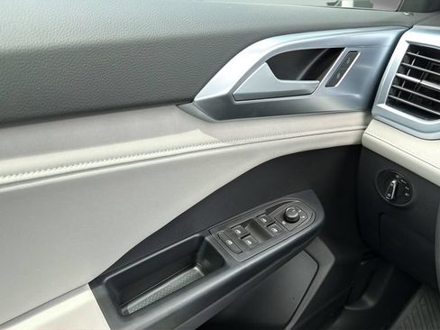 New 2026 Volkswagen Taos SE FWD image 21
