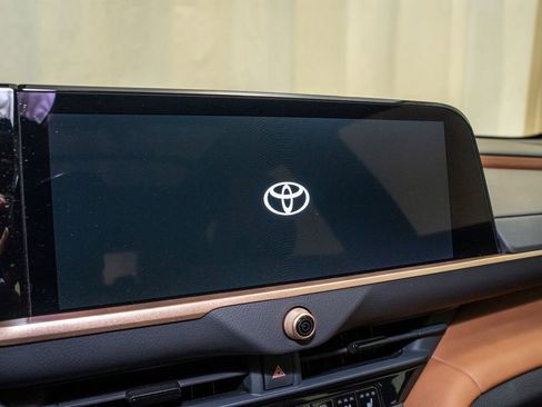 Used 2025 Toyota Crown Signia w/ Advanced Technology Package image 15