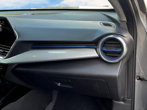 Used 2025 Chevrolet Trax LT w/ LT Convenience Package image 18