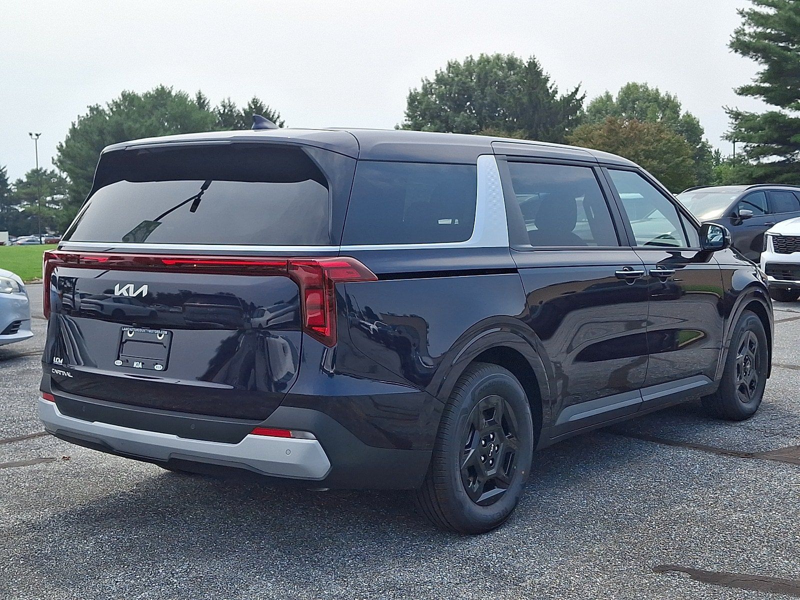 New 2027 Kia Carnival LX FWD image 3