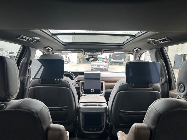 Used 2025 GMC Yukon Denali Ultimate w/ LPO, Illumination Package AWD/4WD image 20