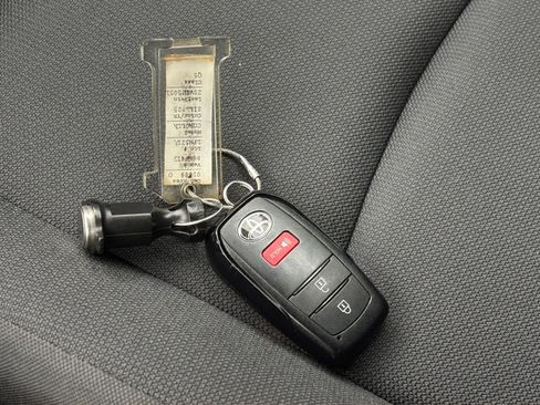 Used 2025 Toyota Corolla Cross LE image 22