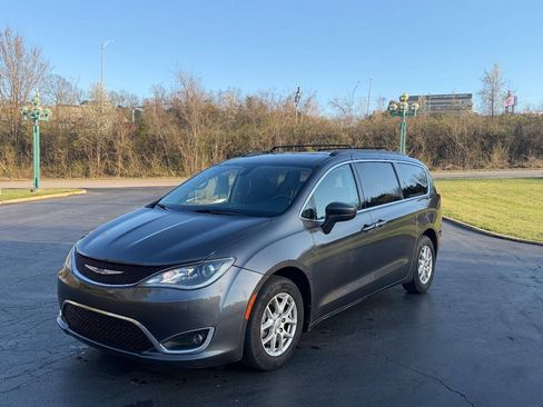 Used 2020 Chrysler Pacifica Touring FWD image 2