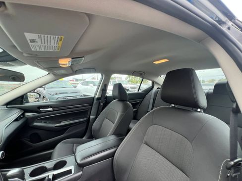 Used 2025 Nissan Altima 2.5 SV FWD image 32