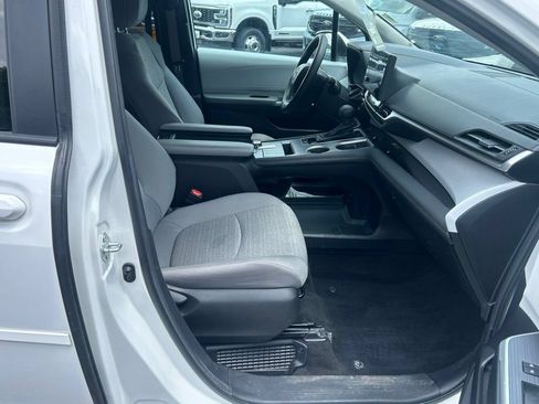 Used 2025 Toyota Sienna LE AWD/4WD image 15