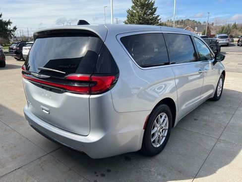 Used 2024 Chrysler Pacifica Touring-L image 6