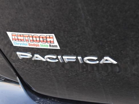 Used 2024 Chrysler Pacifica Touring-L image 18