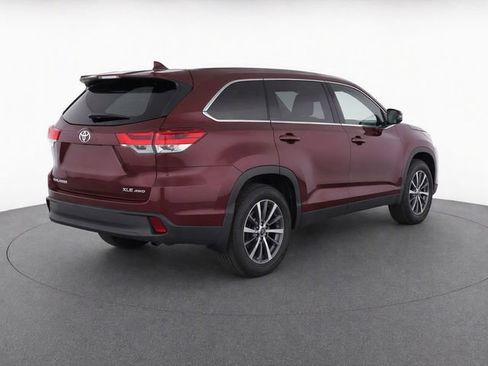 Used 2019 Toyota Highlander XLE AWD/4WD image 3