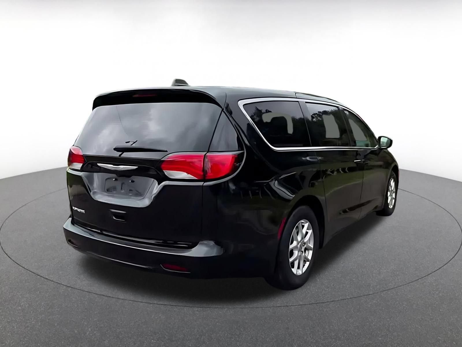 Used 2024 Chrysler Voyager LX FWD image 14