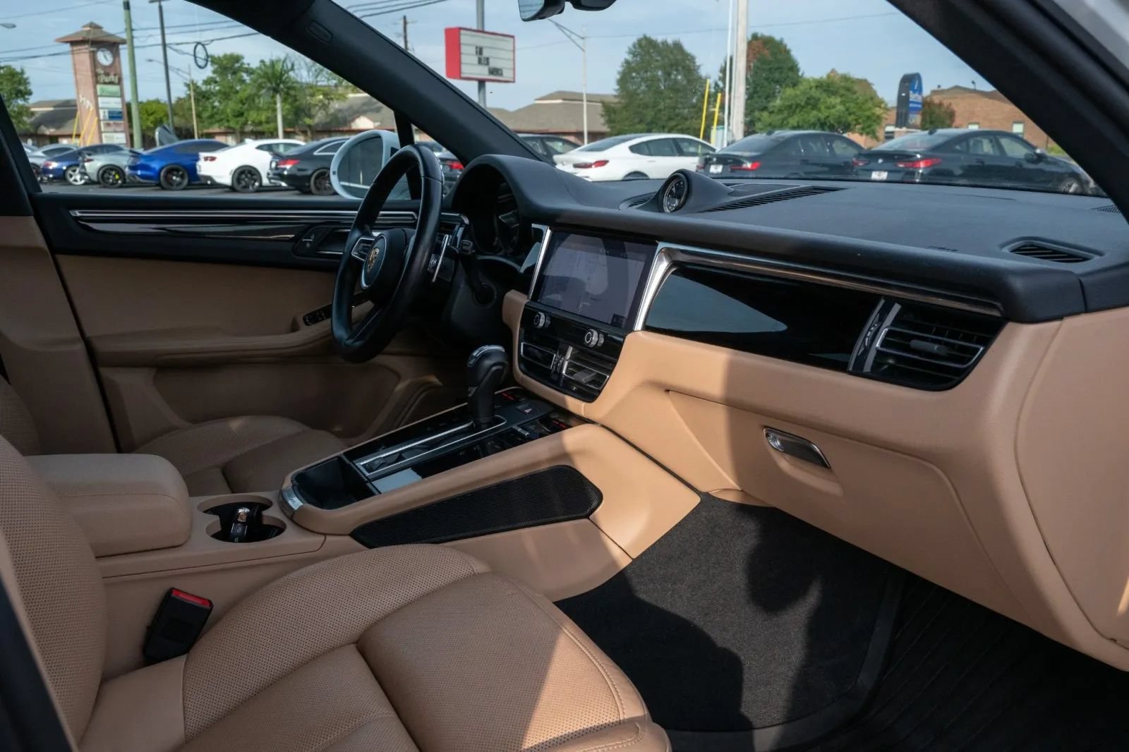 Used 2024 Porsche Macan w/ Premium Plus Package AWD/4WD image 39