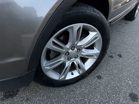 Used 2019 Land Rover Range Rover Evoque SE Premium image 10