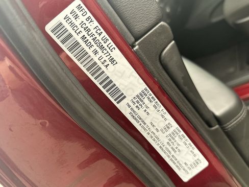 Used 2021 Jeep Grand Cherokee Laredo AWD/4WD image 24