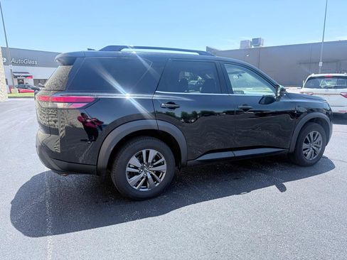 Used 2022 Nissan Pathfinder SV AWD/4WD image 5