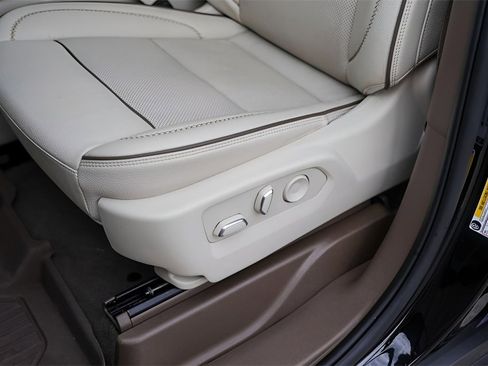 Used 2023 GMC Yukon Denali w/ Advanced Technology Package image 11