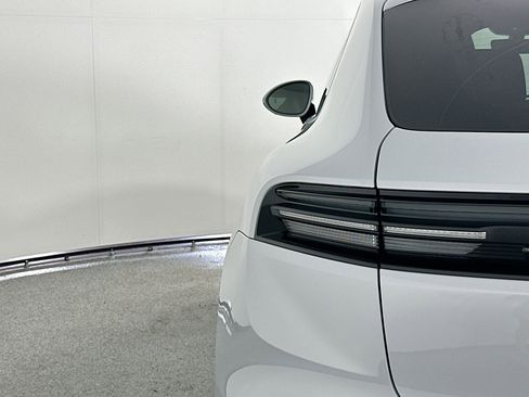 Certified 2025 Porsche Macan 4 Electric image 16