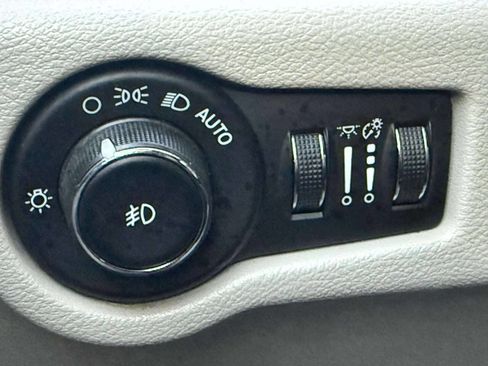 Used 2018 Chrysler Pacifica Touring-L image 27