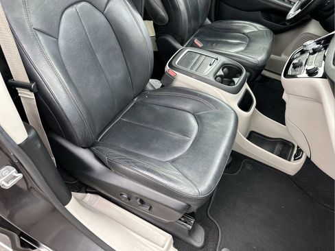 Used 2019 Chrysler Pacifica Touring-L Plus w/ Tire & Wheel Group image 18