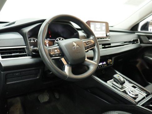 Used 2024 Mitsubishi Outlander ES FWD image 6