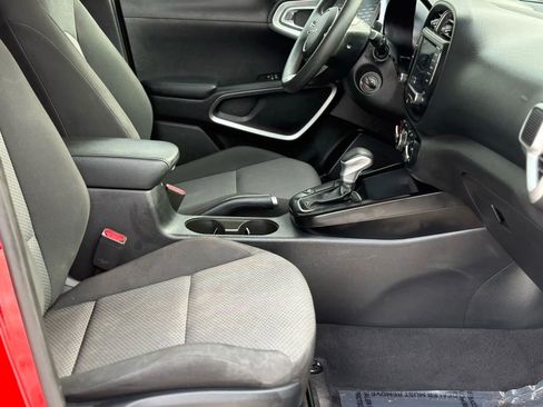 Used 2025 Kia Soul LX image 16