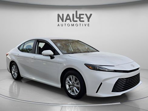 Used 2025 Toyota Camry LE image 7