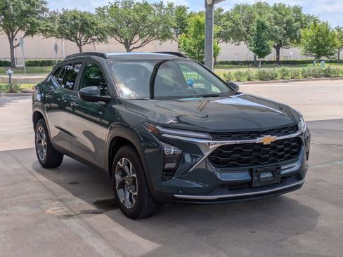 Used 2025 Chevrolet Trax LT FWD image 3