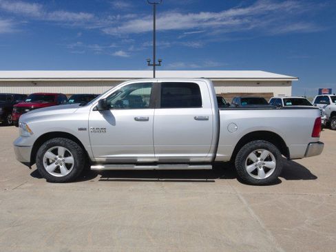 Used 2016 RAM 1500 Classic SLT w/ SLT Plus D←cor Group AWD/4WD image 3