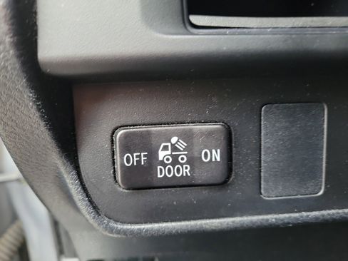 Used 2017 Toyota Tacoma SR image 22