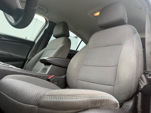 Used 2019 Chevrolet Cruze LT w/ Convenience Package FWD image 10