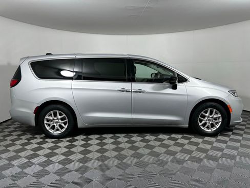 Used 2024 Chrysler Pacifica Touring-L image 4