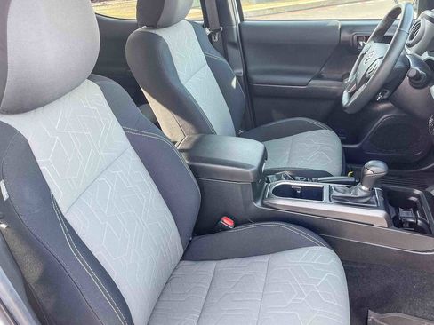 Used 2022 Toyota Tacoma TRD Off-Road image 16