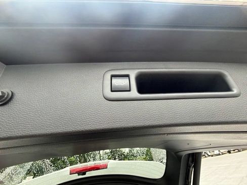 Used 2023 Toyota Highlander XLE AWD/4WD image 46