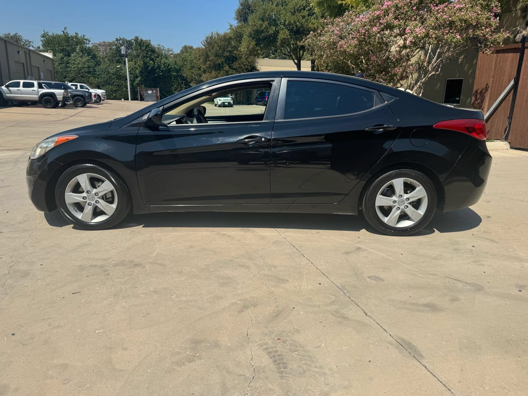 Used 2011 Hyundai Elantra GLS w/ Navigation Pkg 4 FWD image 4