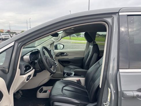 Used 2023 Chrysler Pacifica Touring-L FWD image 9