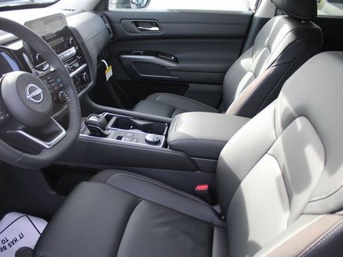 New 2025 Nissan Pathfinder SL image 9