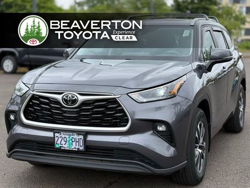 Used 2023 Toyota Highlander XLE AWD/4WD image 1
