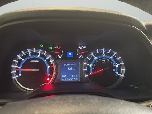 Used 2017 Toyota 4Runner SR5 AWD/4WD image 15