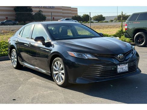 Used 2018 Toyota Camry LE w/ Convenience Package FWD image 2