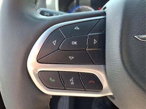 Used 2025 Chrysler Pacifica Select FWD image 19