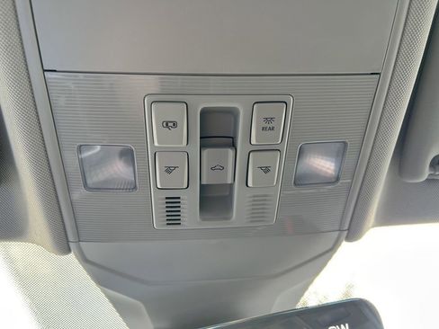 Used 2025 Volkswagen Jetta SE w/ Sunroof Package image 41