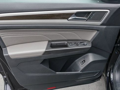 Certified 2023 Volkswagen Atlas SE w/ Black Wheel Package FWD image 22