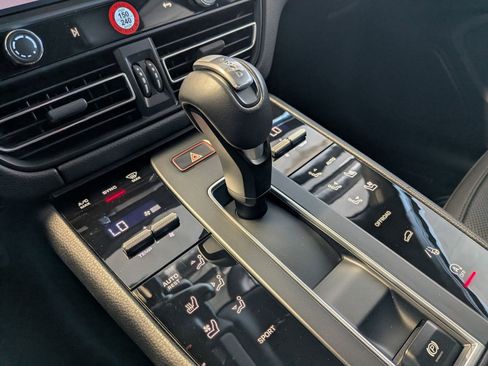 Certified 2025 Porsche Macan AWD/4WD image 20