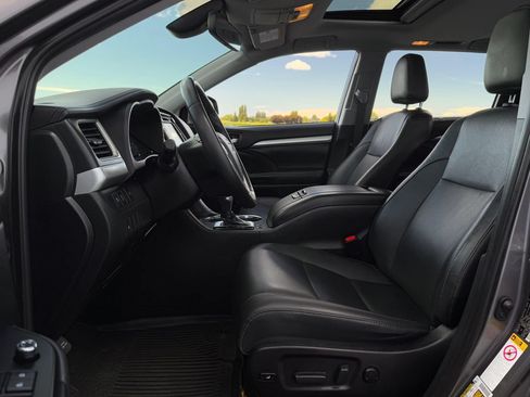 Certified 2019 Toyota Highlander XLE AWD/4WD image 9