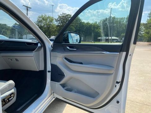 Used 2022 Jeep Grand Cherokee L Overland w/ Luxury Tech Group IV AWD/4WD image 18