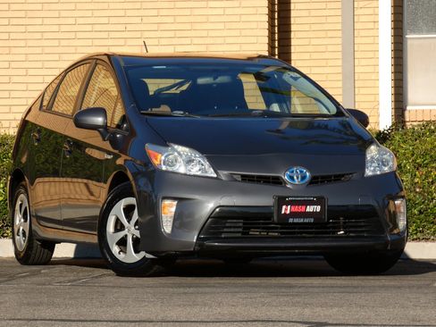 Used 2015 Toyota Prius Four image 3
