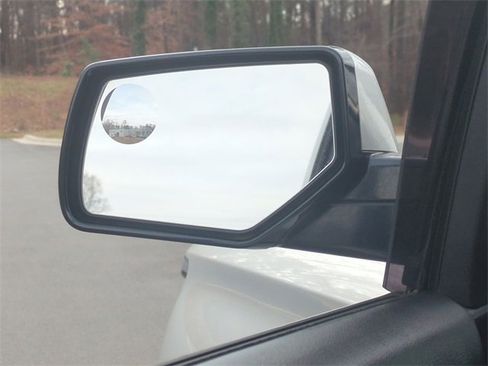 Used 2016 Chevrolet Suburban LT image 22