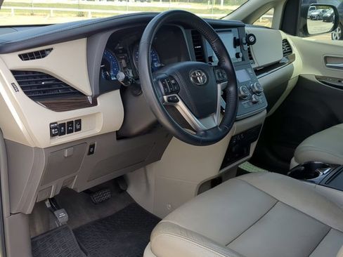 Used 2015 Toyota Sienna XLE Premium image 10