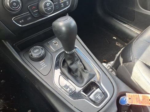 Used 2020 Jeep Cherokee Limited image 24